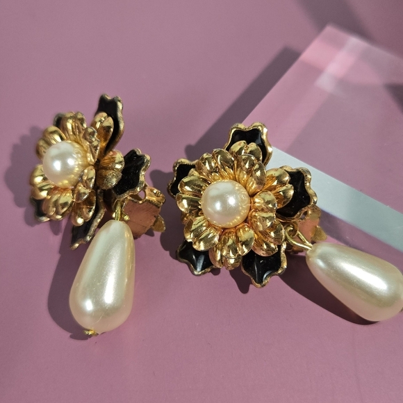 Elegant Gold and Black Enamel Floral Pearl Drop Clip Earrings - Picture 3 of 16
